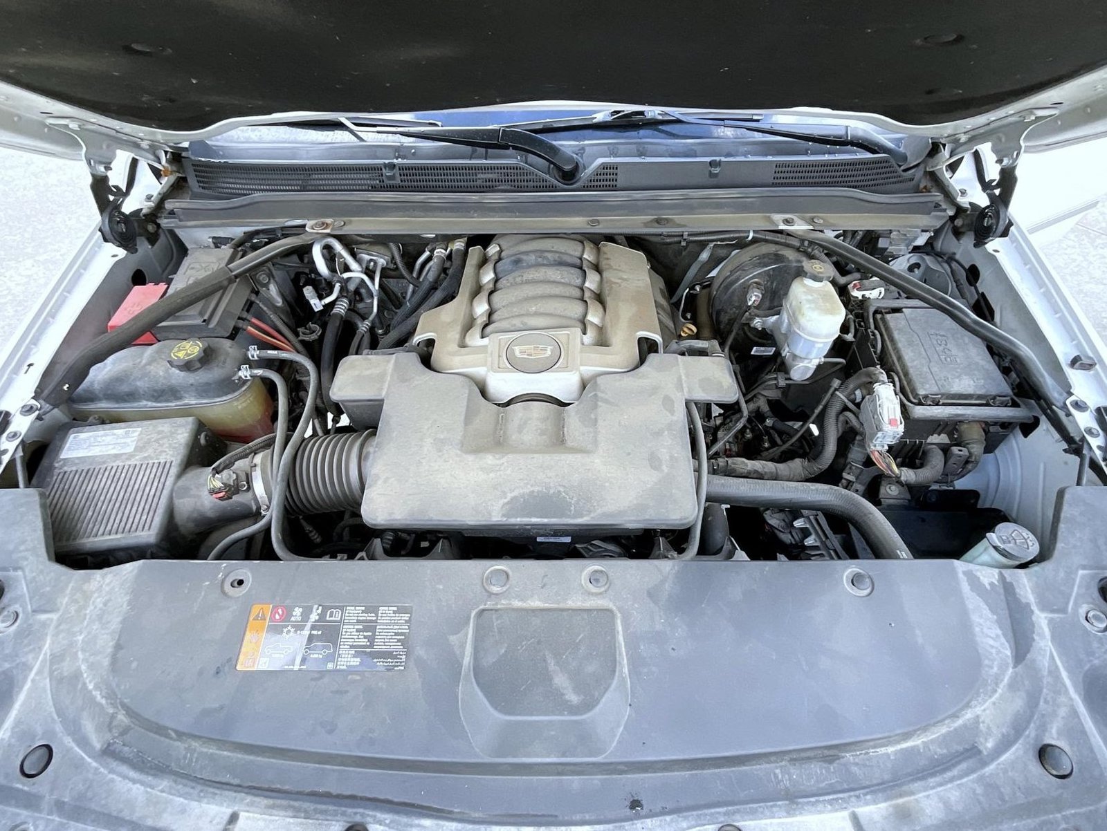 Used 2020 White Cadillac Platinum Edition image 27