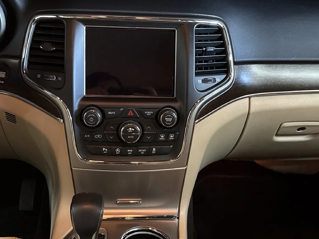 Used 2018 Velvet Jeep Limited image 26