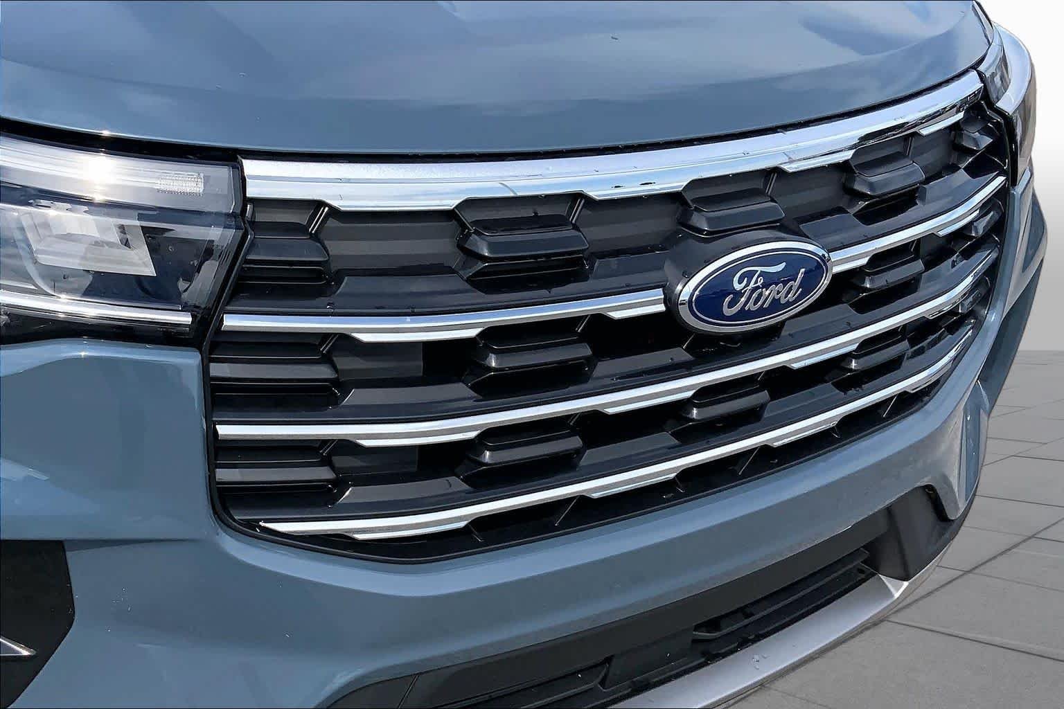 Used 2025 Vapor Blue Ford Active image 30