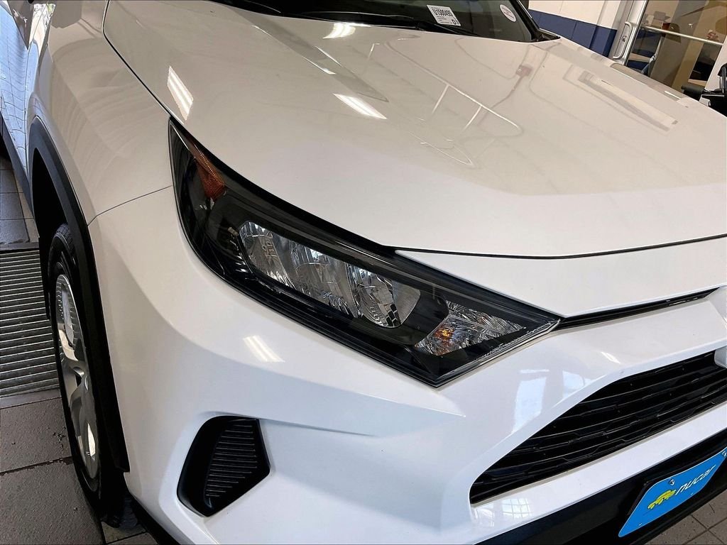 Used 2019 White Toyota LE image 31