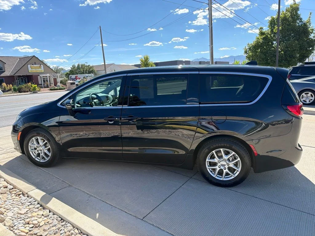 Used 2023 Black Chrysler Touring L image 4