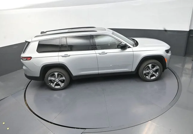 New 2026 Silver Zynith Exterior Paint Jeep Limited image 18