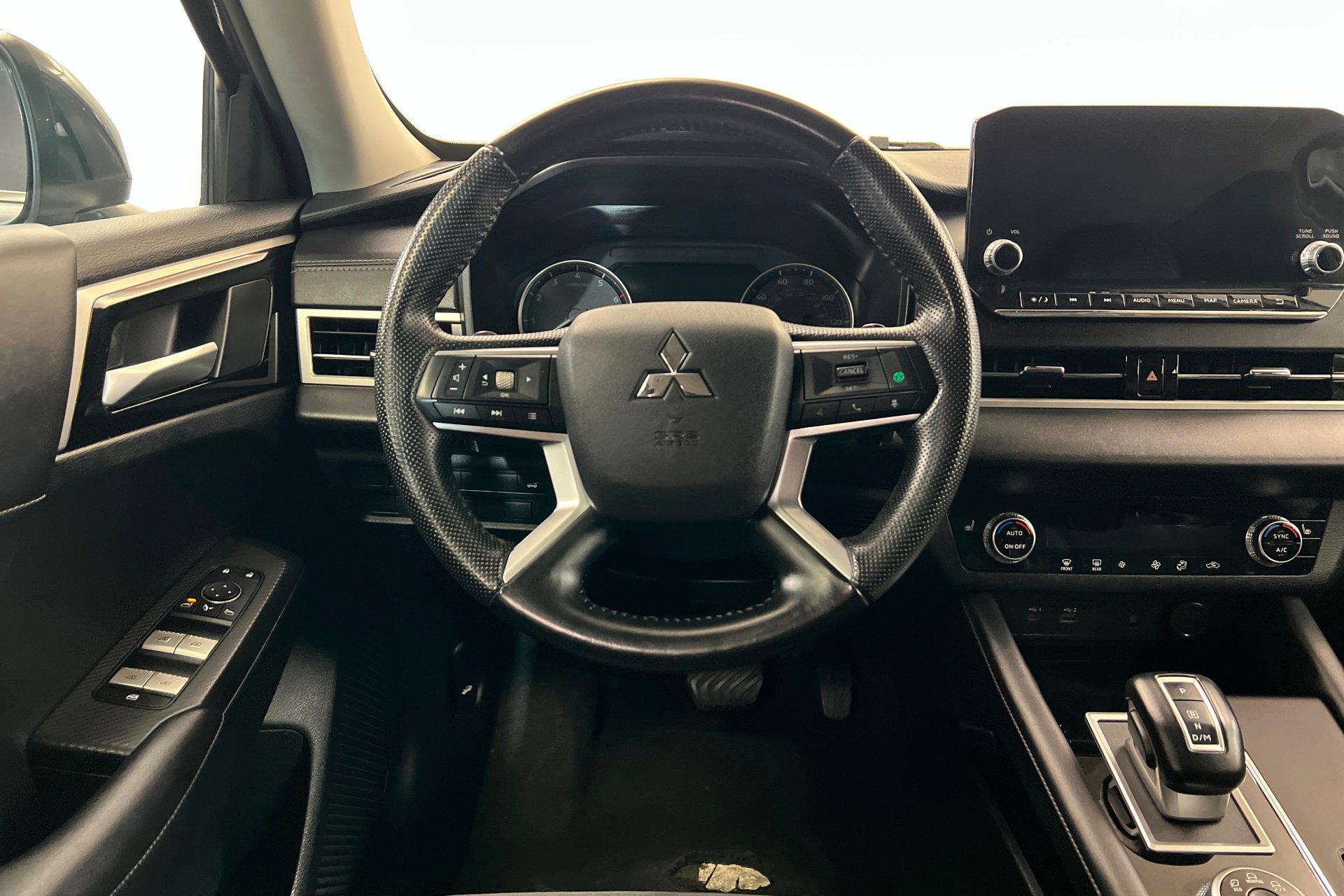 Used 2024 Silver Mitsubishi SE image 13