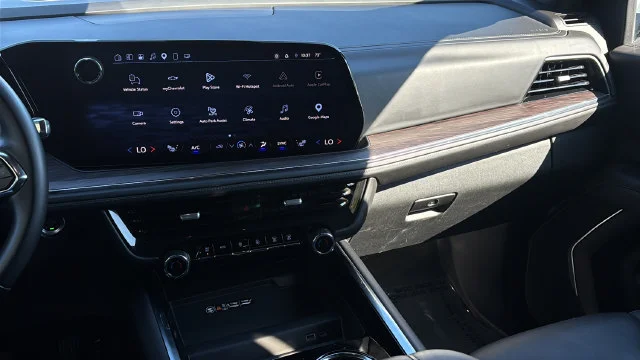 Used 2025 Summit White Chevrolet LT image 23
