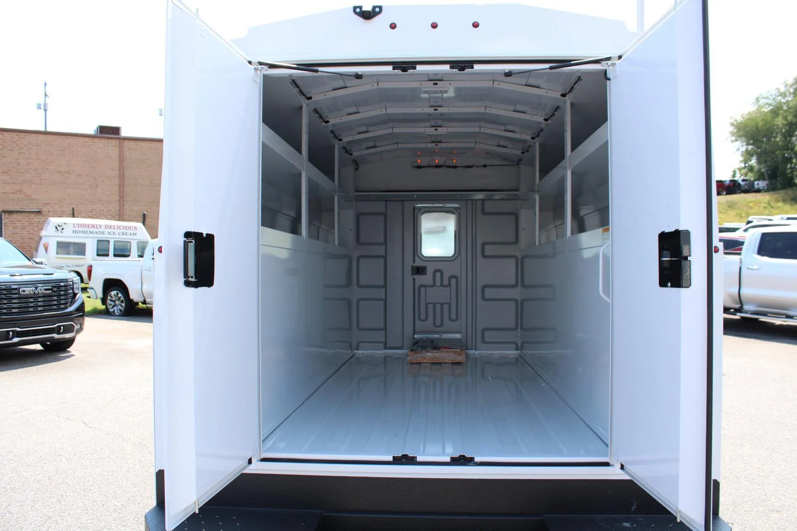 New 2025 Summit White GMC 1WT image 8