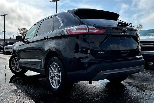 Used 2024 Black Ford SEL image 3