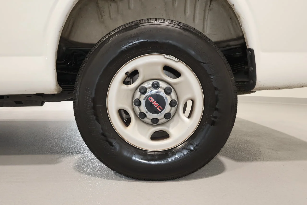 2025 GMC Savana Passenger LT - Photo 25