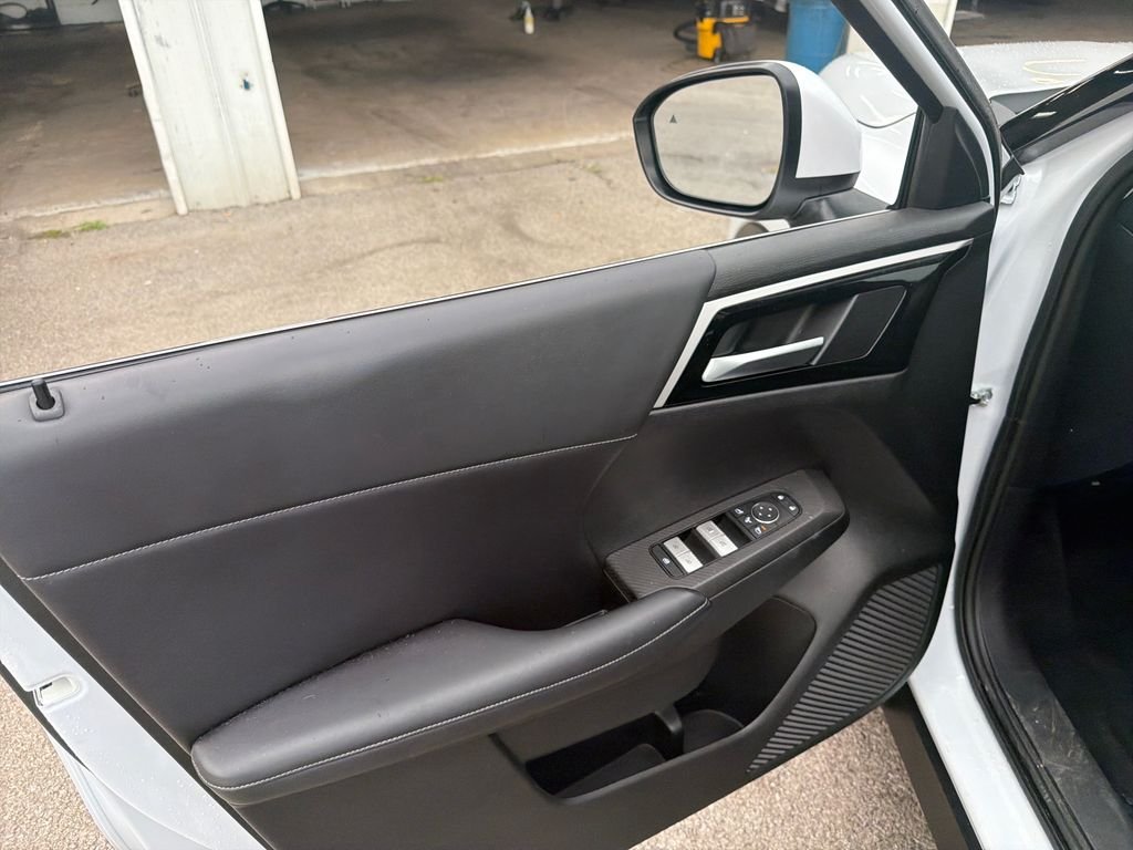 Used 2025 White Mitsubishi SE image 11