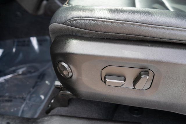 Used 2025  Jeep Sahara image 17