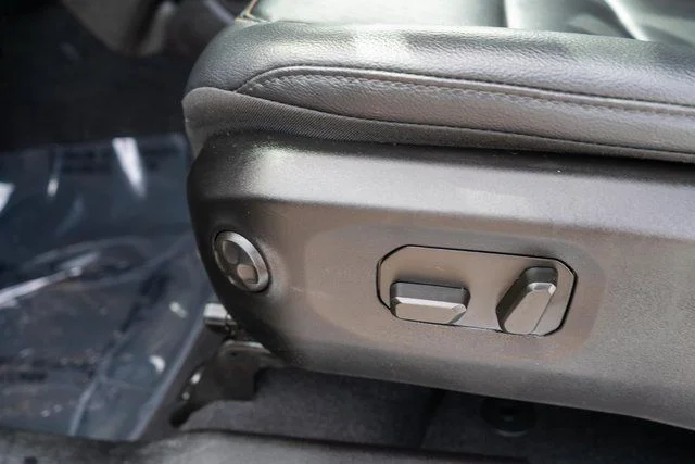 Used 2025 White/off-white Jeep Sahara image 17