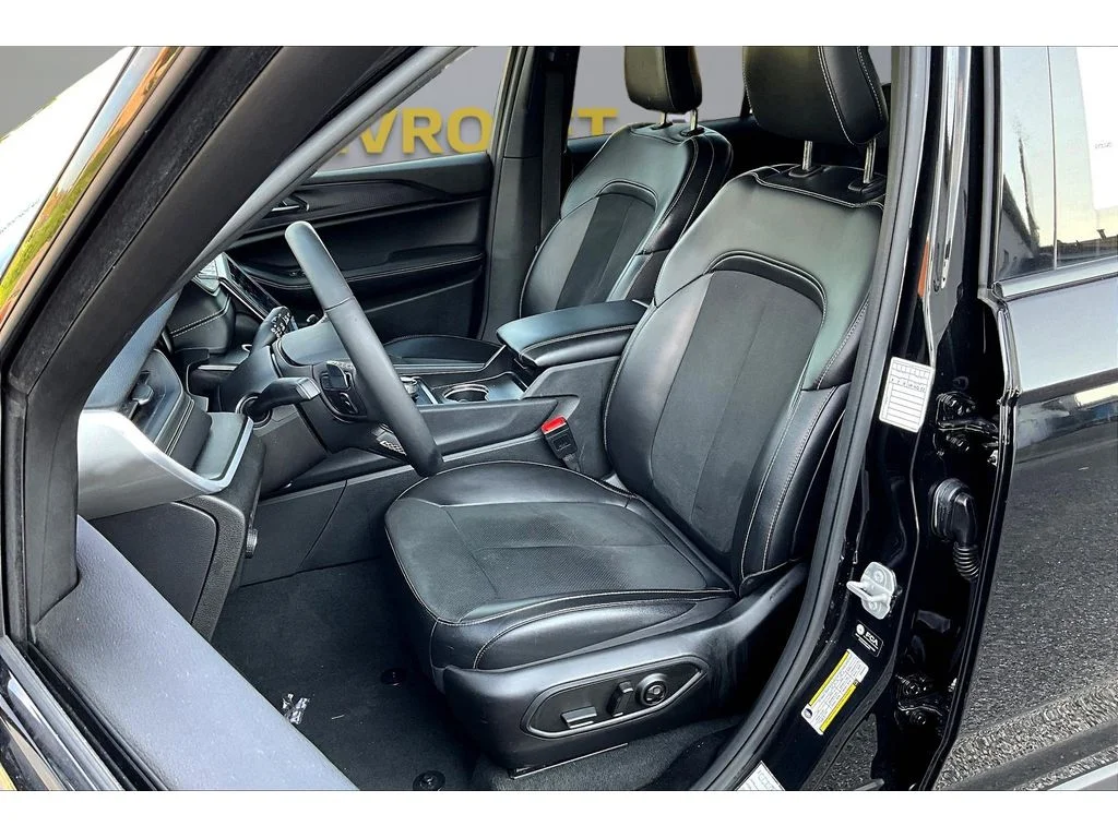 Used 2025  Jeep Altitude image 17