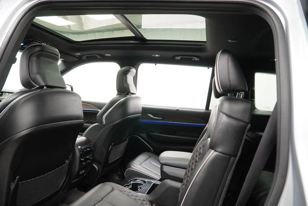 Used 2021 Silver Jeep Summit image 4