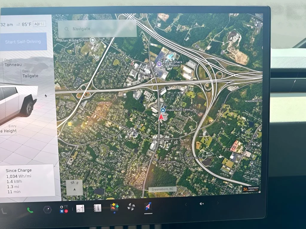 Used 2024  Tesla Base image 17