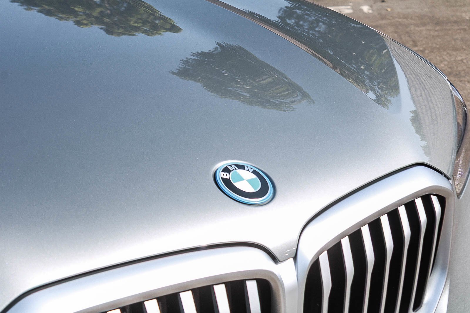 New 2026 Skyscraper Grey Metallic BMW xDrive50e image 9