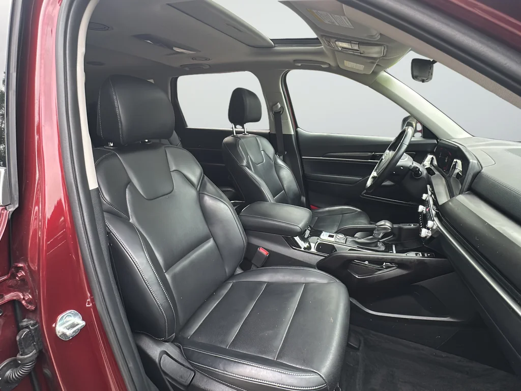 Used 2024 Red Kia S image 25