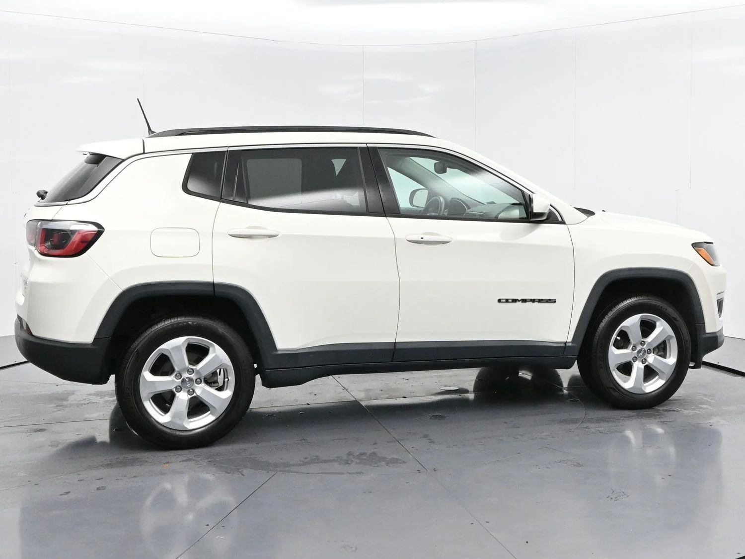 Used 2019 White Clearcoat Jeep Latitude image 8