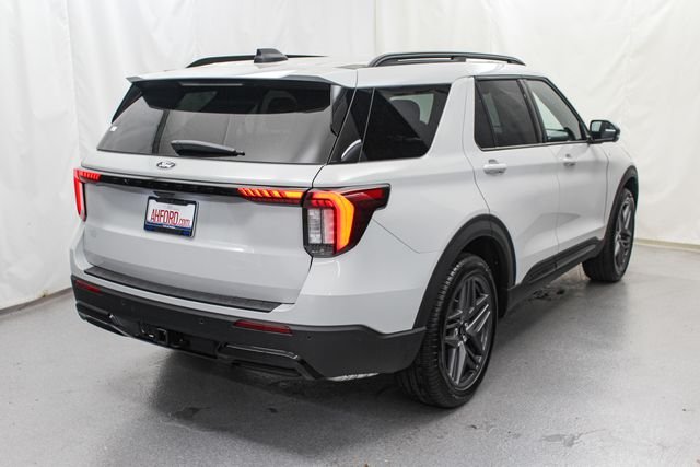 New 2027 Avalanche Gray Ford ST-Line image 7