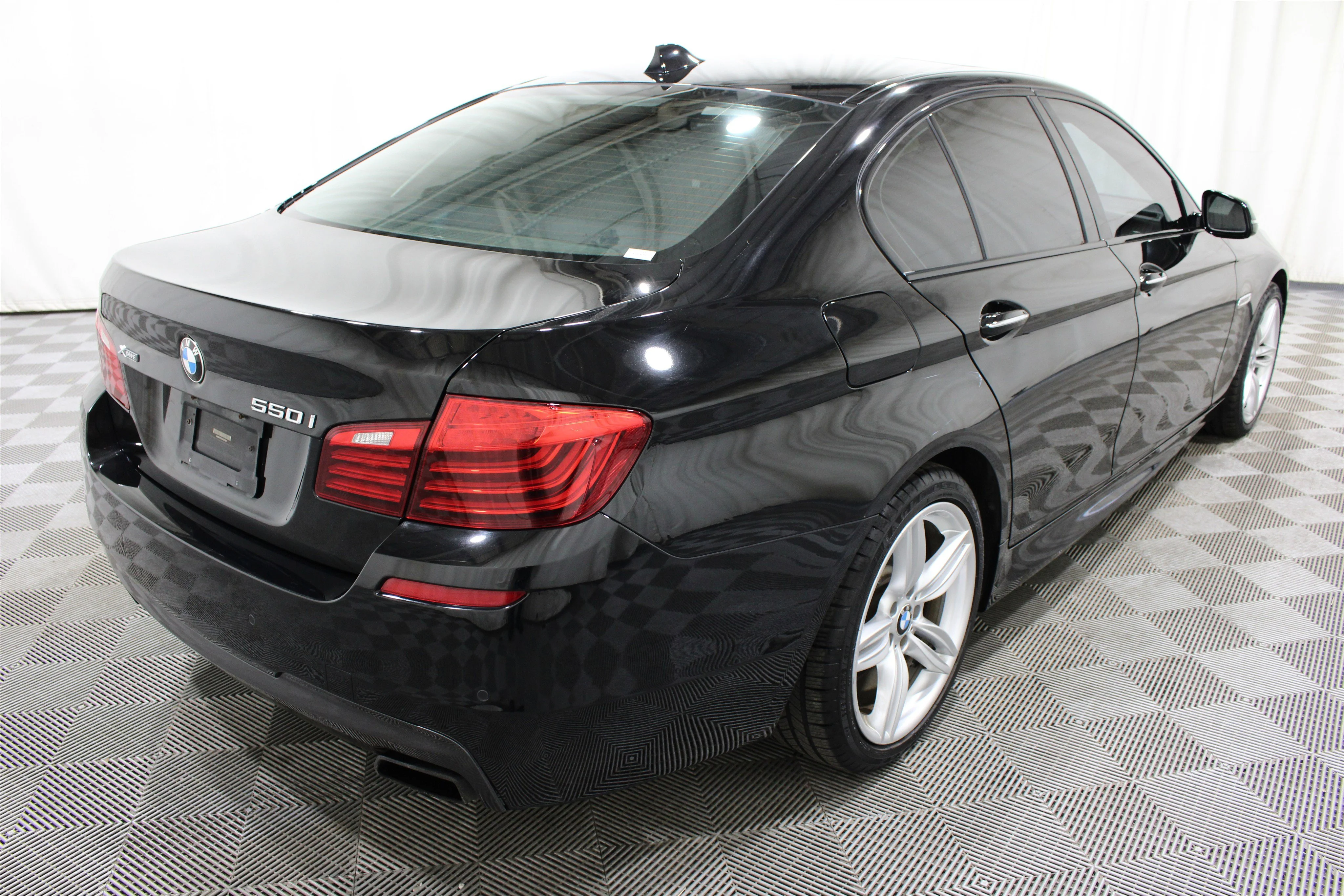 2016 BMW 5 Series 550i - Photo 32