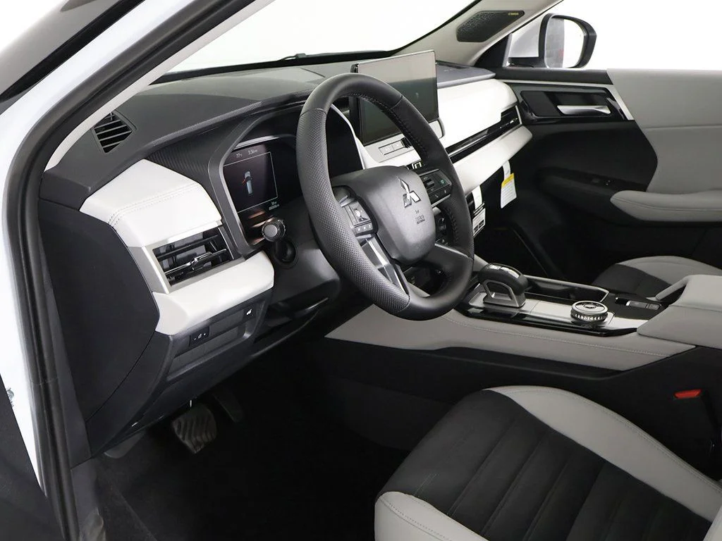 2025 Mitsubishi Outlander SE - Photo 27