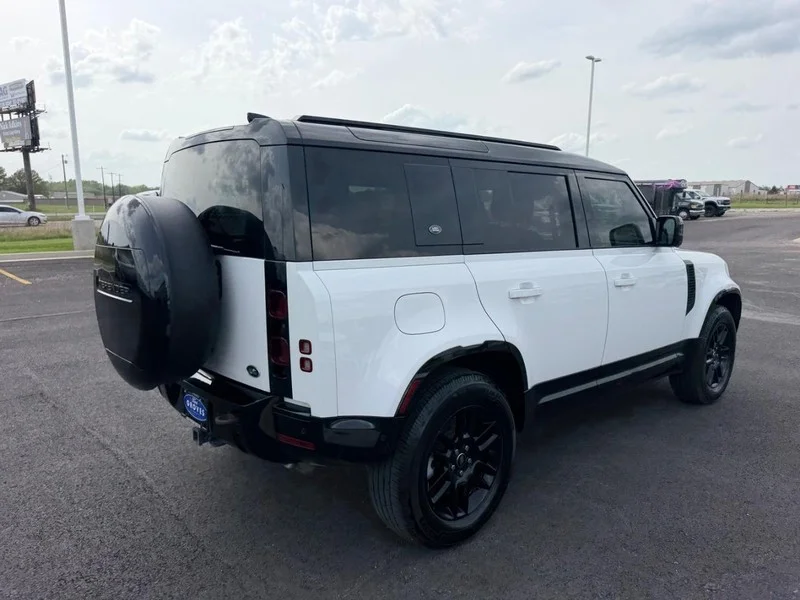 Used 2022 Fuji White Land Rover X-Dynamic HSE image 5