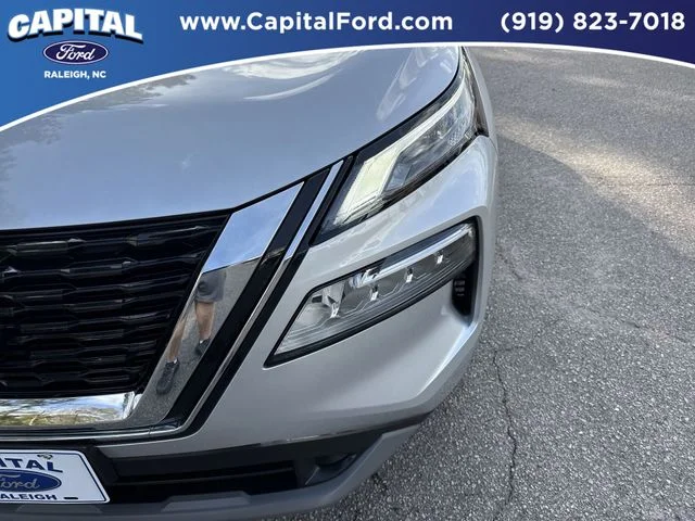 Used 2022 Silver Nissan SV image 11