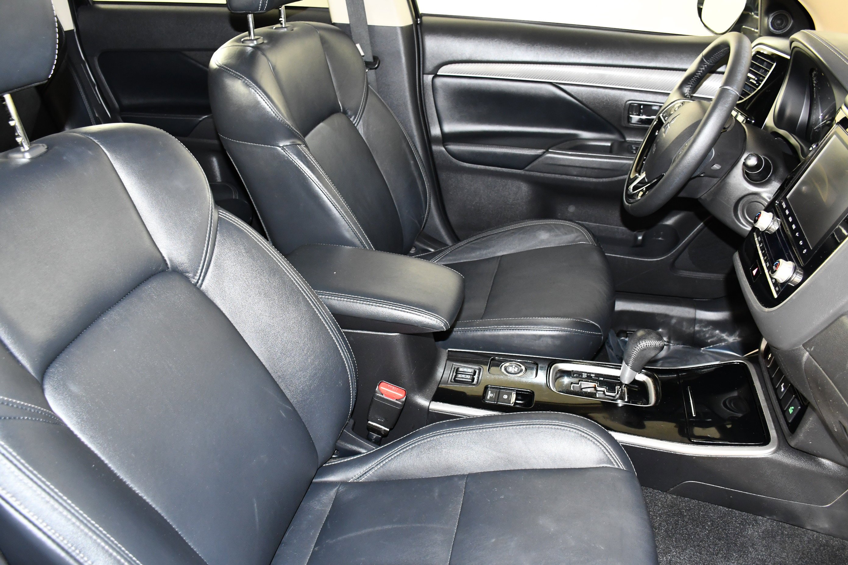 Used 2020 Labrador Black Metallic Mitsubishi SEL image 41