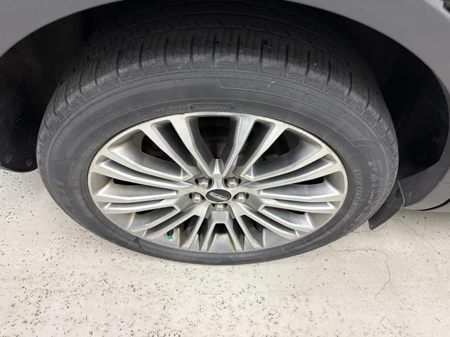 Used 2018 Gray Lincoln Reserve image 4