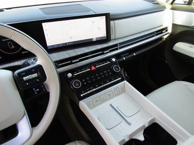 Used 2025 White Hyundai Calligraphy image 24