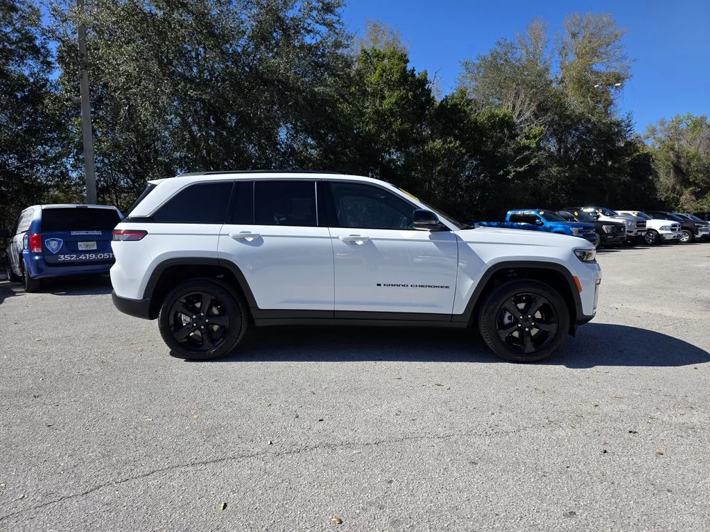 New 2026 Bright White Clear-Coat Exterior Paint Jeep Limited image 3