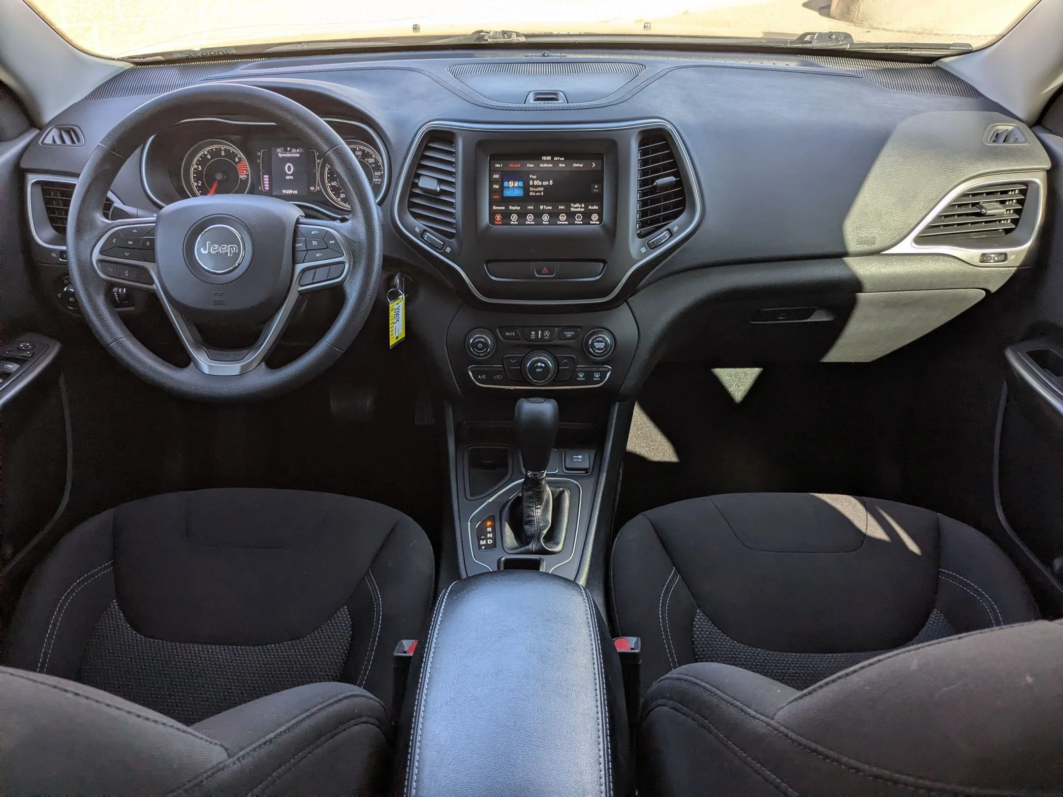 Used 2019 Diamond Black Crystal Pearlcoat Jeep Latitude image 23