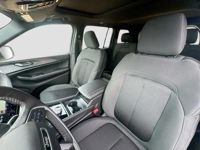 New 2026 Bright White Clear-Coat Exterior Paint Jeep Laredo X image 23