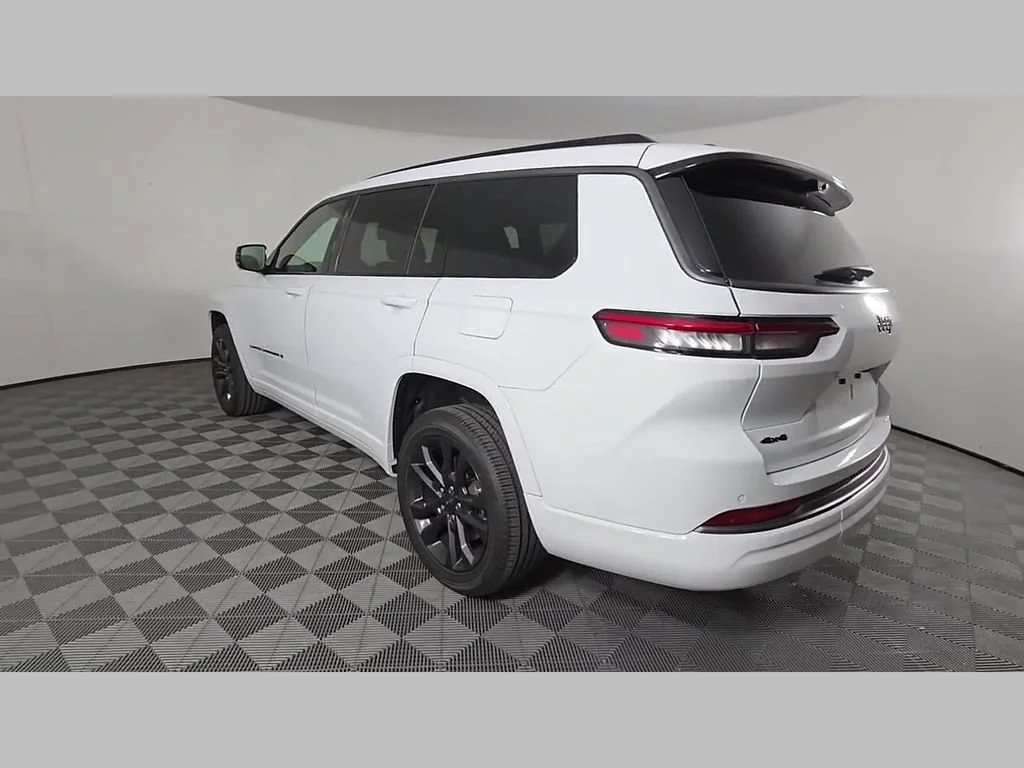 New 2026 Bright White Clear-Coat Exterior Paint Jeep Limited Reserve image 38