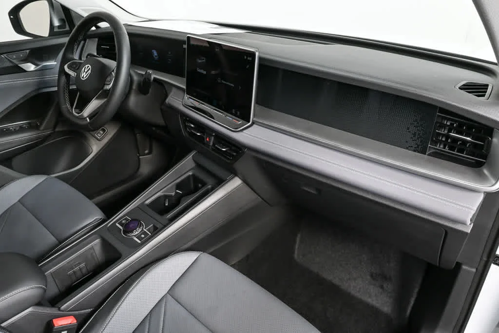 New 2026 Pure White Volkswagen SE image 20