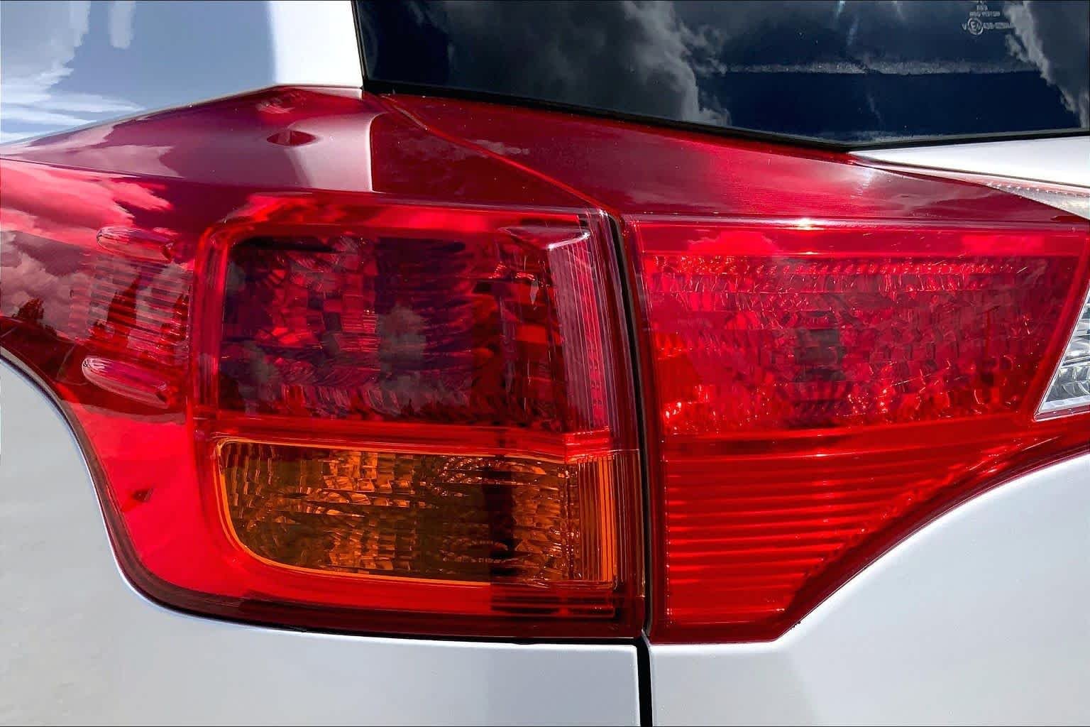 Used 2015 Classic Silver Metallic Toyota LE image 28
