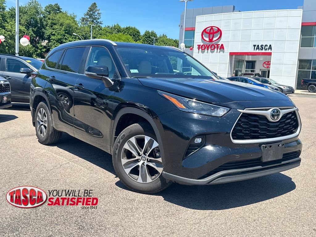 Used 2025 Black Toyota XLE image 1
