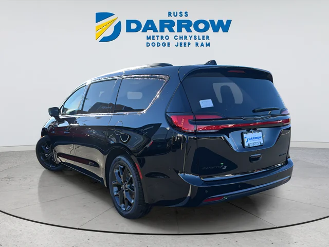 New 2026 Diamond Black Crystal Pearl-Coat Exterior Paint Chrysler Limited image 3