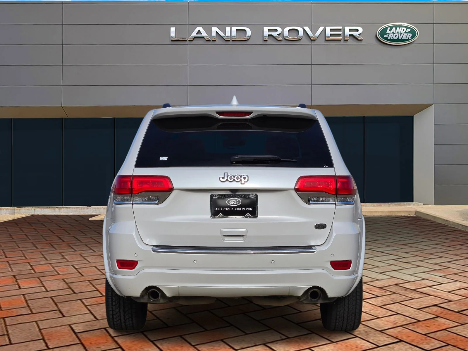 Used 2017 Ivory 3-Coat Jeep Overland image 5
