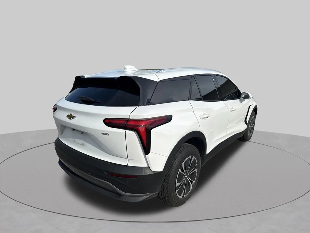 Used 2024 Summit White Chevrolet LT image 6