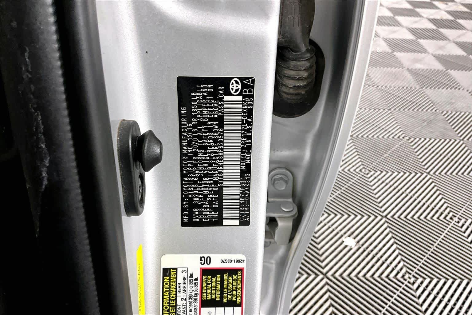 Used 2017 Classic Silver Metallic Toyota L image 32