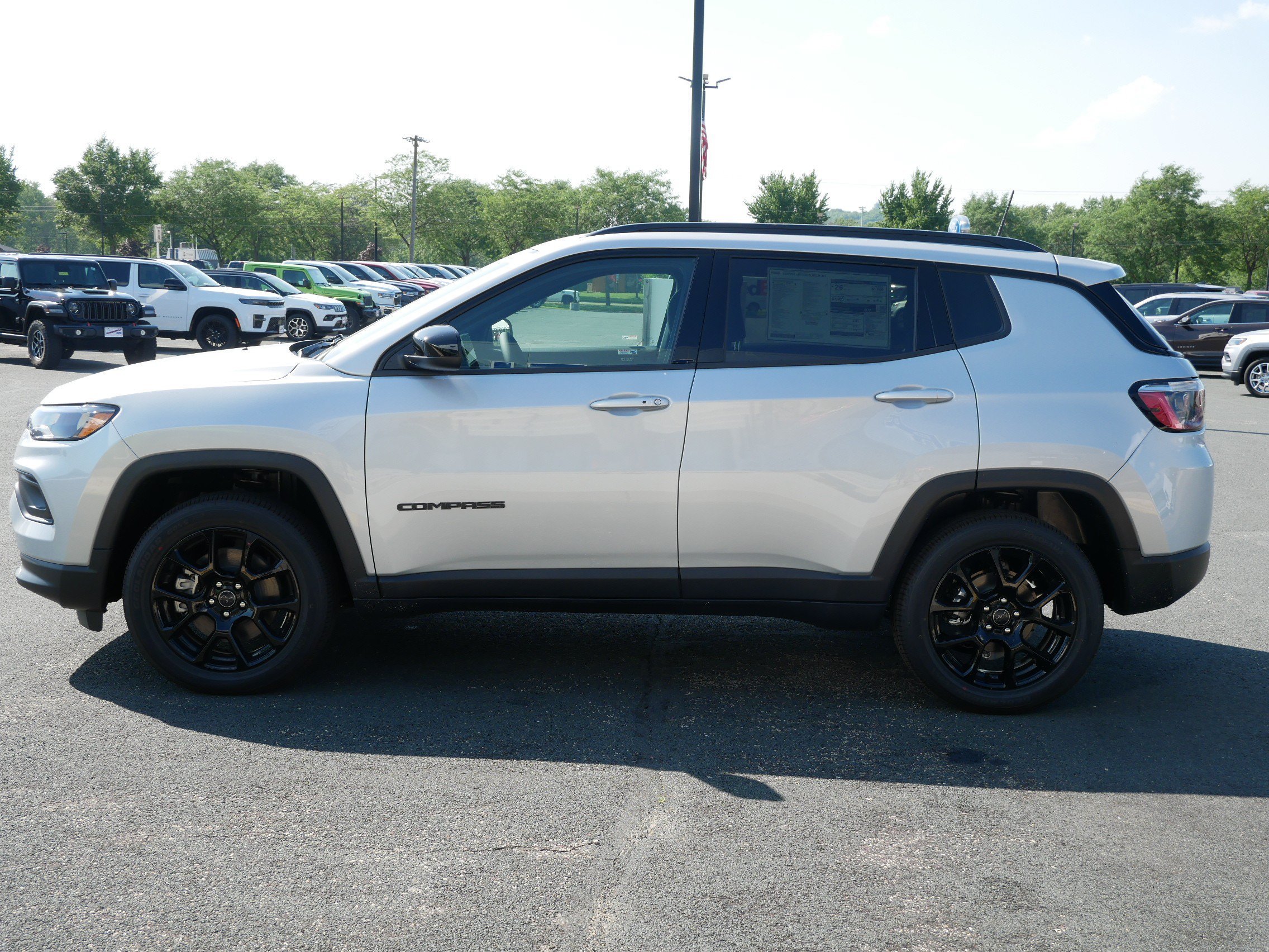 New 2026 Silver Zynith Metallic Clearcoat Jeep Latitude Altitude image 5
