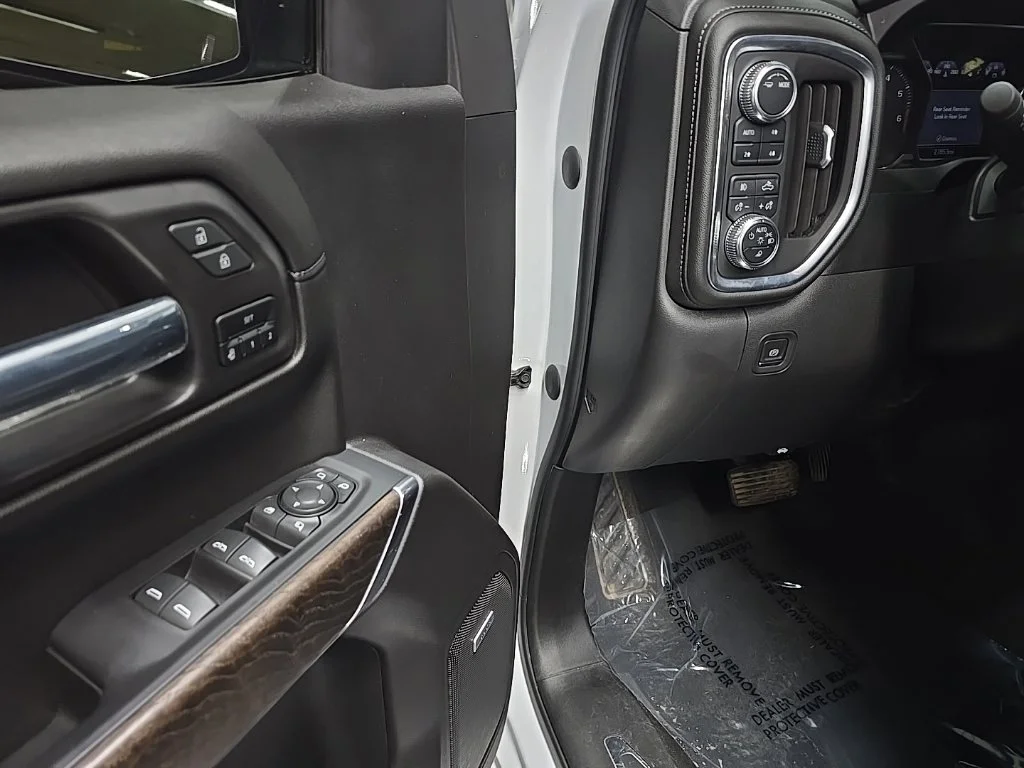 Used 2021 White GMC Denali image 29