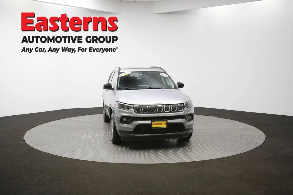 Used 2022 Silver Jeep Latitude image 48