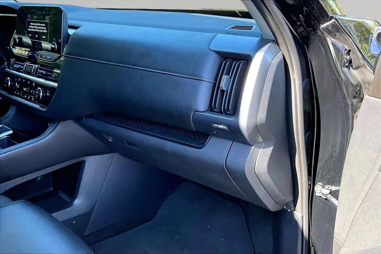 Used 2025 Super Black Nissan SL image 19