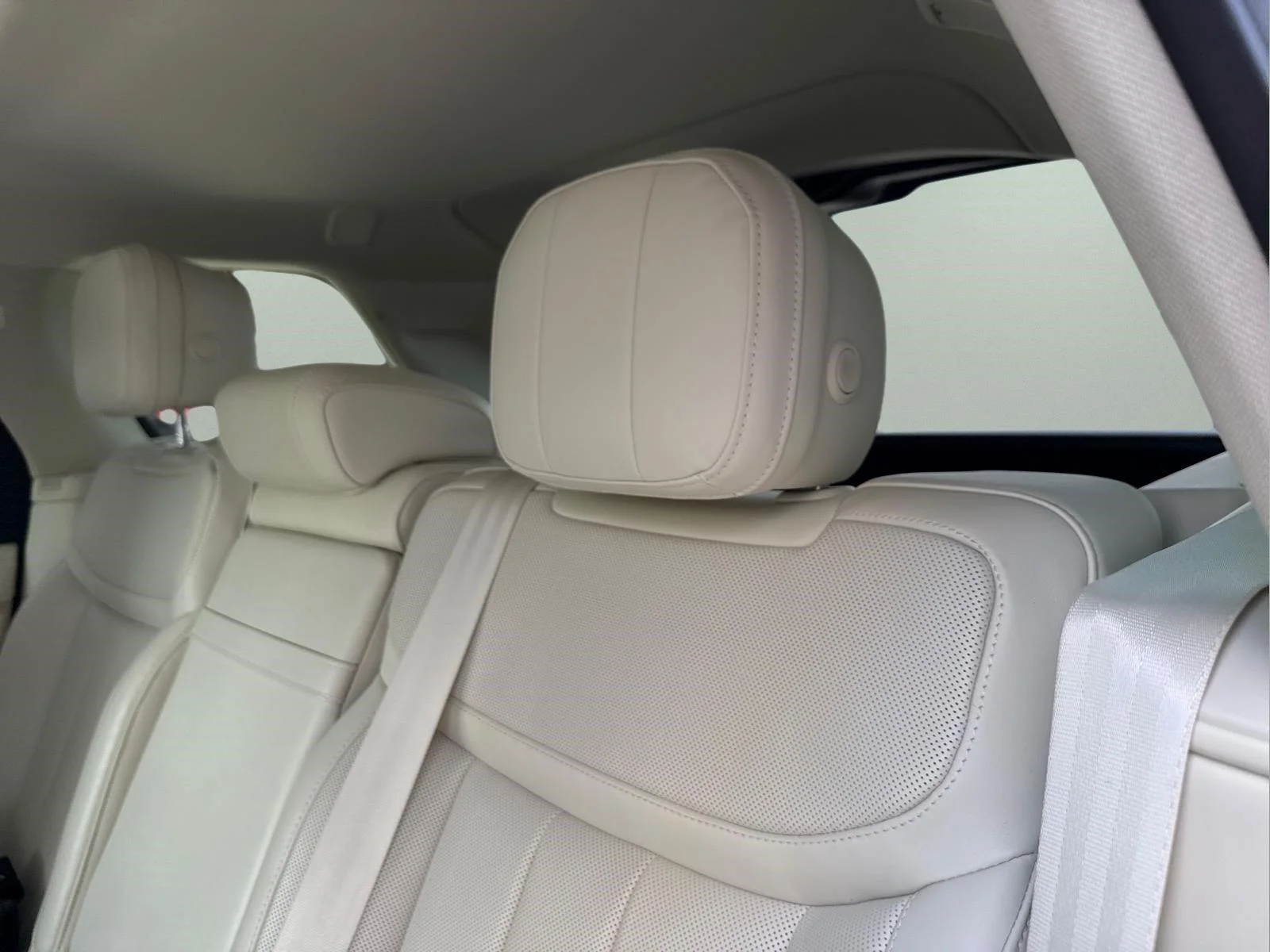 Used 2024 Fuji White Land Rover SE image 6