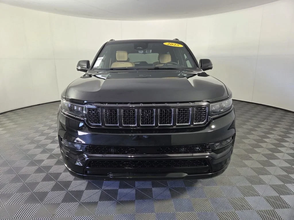 Used 2025 Diamond Black Crystal Pearlcoat Jeep Series III Obsidian image 3