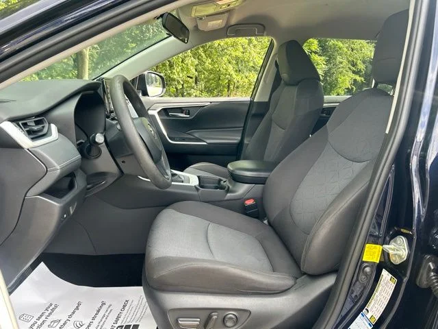 Used 2020  Toyota XLE image 17