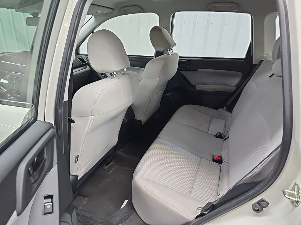 Used 2018 White Subaru 2.5i image 32