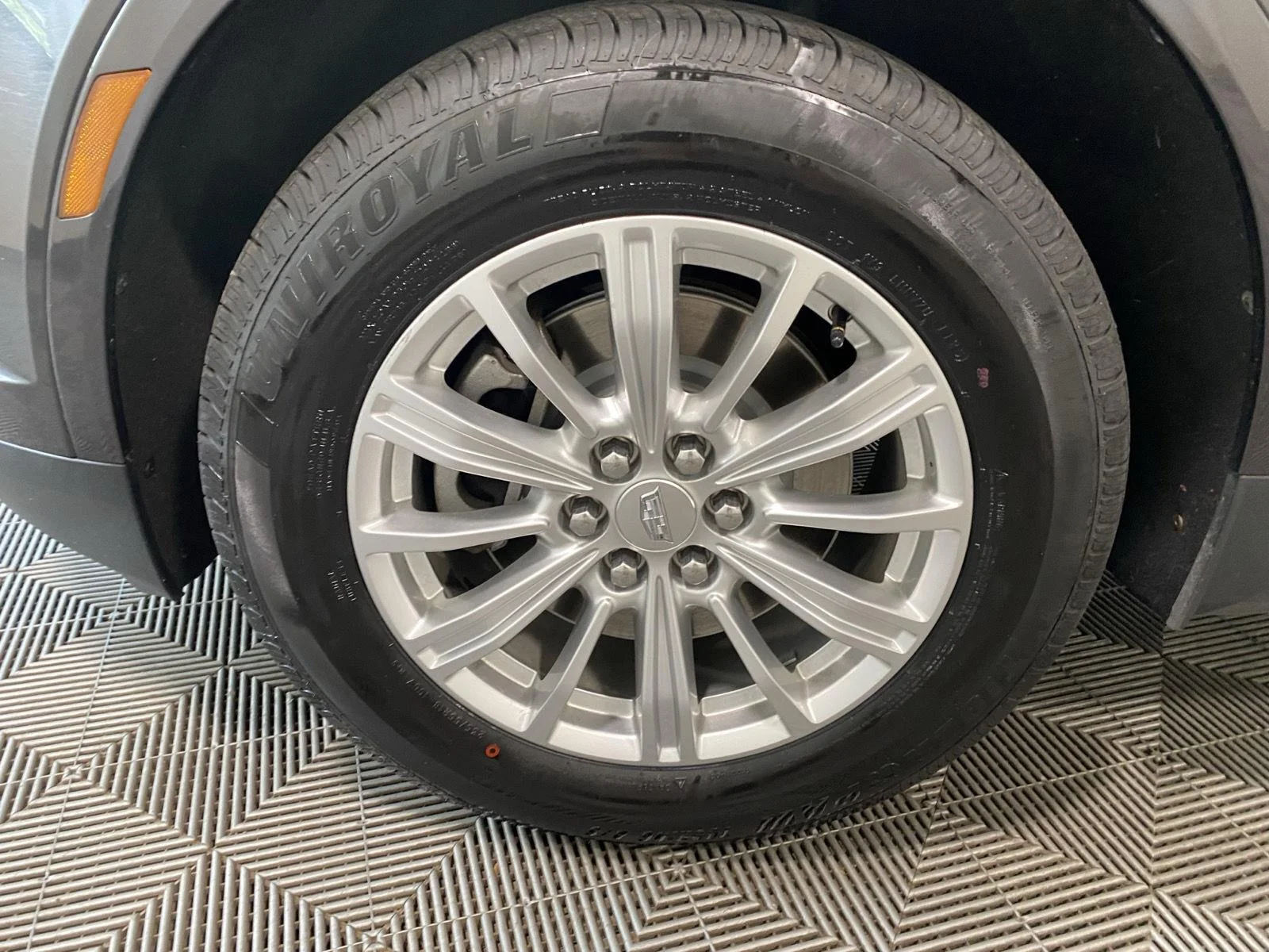Used 2018 Dark Granite Metallic Cadillac FWD image 10