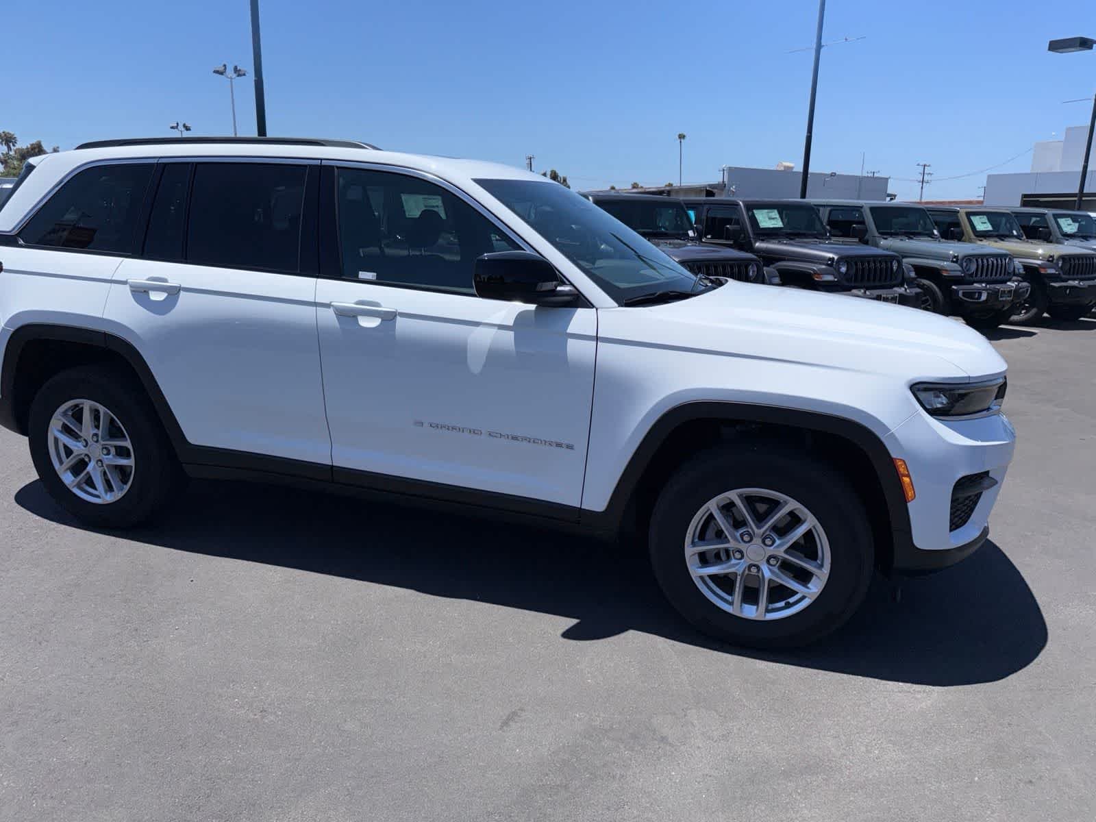 Used 2025 Bright White Clearcoat Jeep Laredo X image 9
