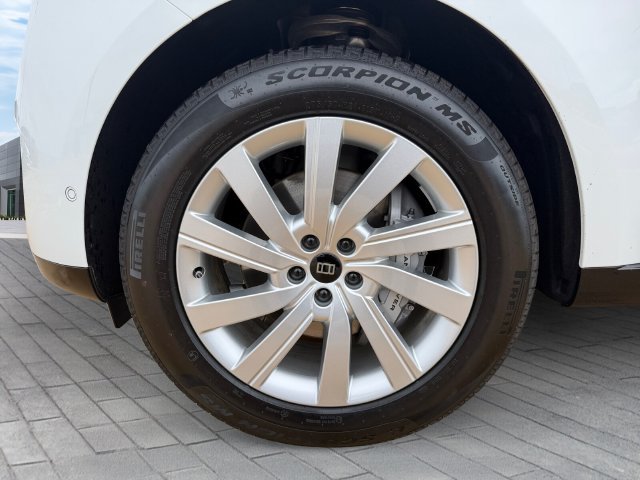 New 2027 Fuji White Land Rover SE image 9